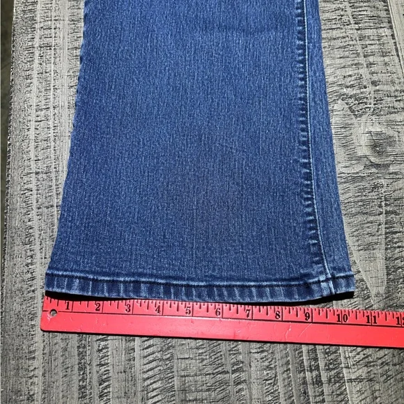 Jennifer Lopez Classic Blue Women's Jeans - Picture 6 of 13